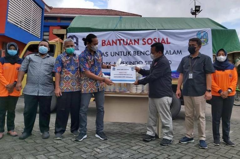 Gagah Eko Wibowo, Ketua Aspekindo DPK Sidoarjo menyalurkan sumbangan ke BPBD Jatim Sp/Berita Jatim