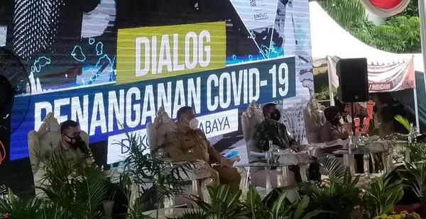 Plt Wali Kota Surabaya Whisnu Sakti Buana dalam Dialog Penanganan COVID-19 di Taman Surya SP/DECOM