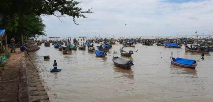 Perahu nelayan yang menepi di dermaga darurat SP/Beritajatim
