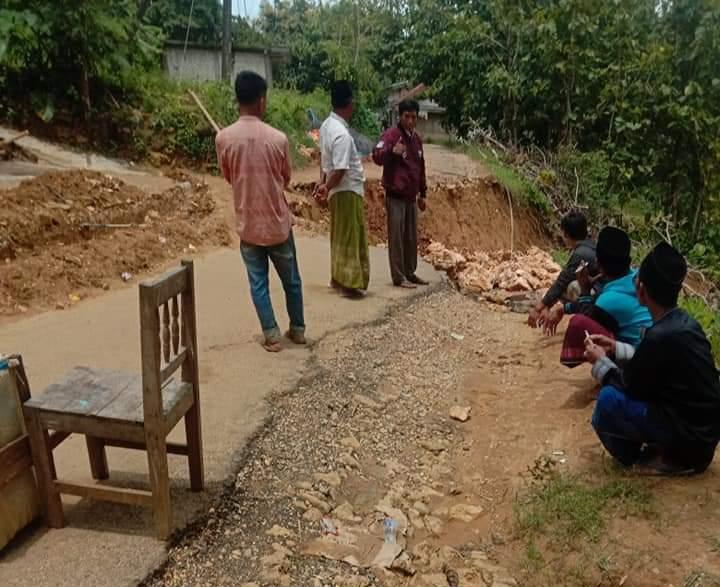 Jalan amblas di Kecamatan Sokobanah, Kabupaten Sampang, Madura, Jawa timu. SP/GAN