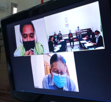 Sidang di ruang Garuda 2 PN.Surabaya, secara online, perkara penggelapan 5559 buah ban truk. (10/02/2021)..SP/BUDI MULYONO.
