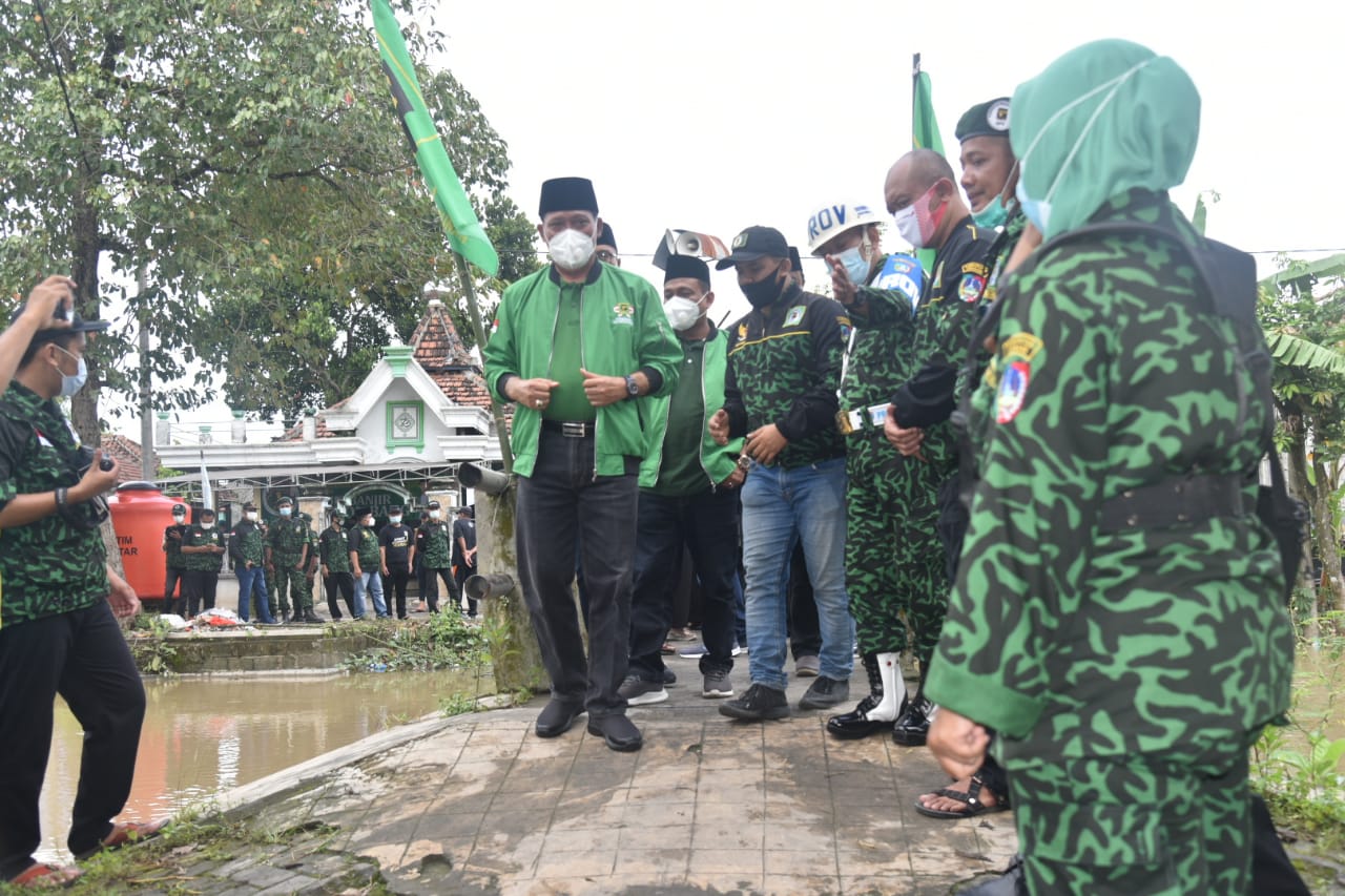 Ketua DPW PPP Jatim Musyafak Noer turun langsung ke lokasi dampak bencana banjir di Jombang, Jumat (12/2/2021).