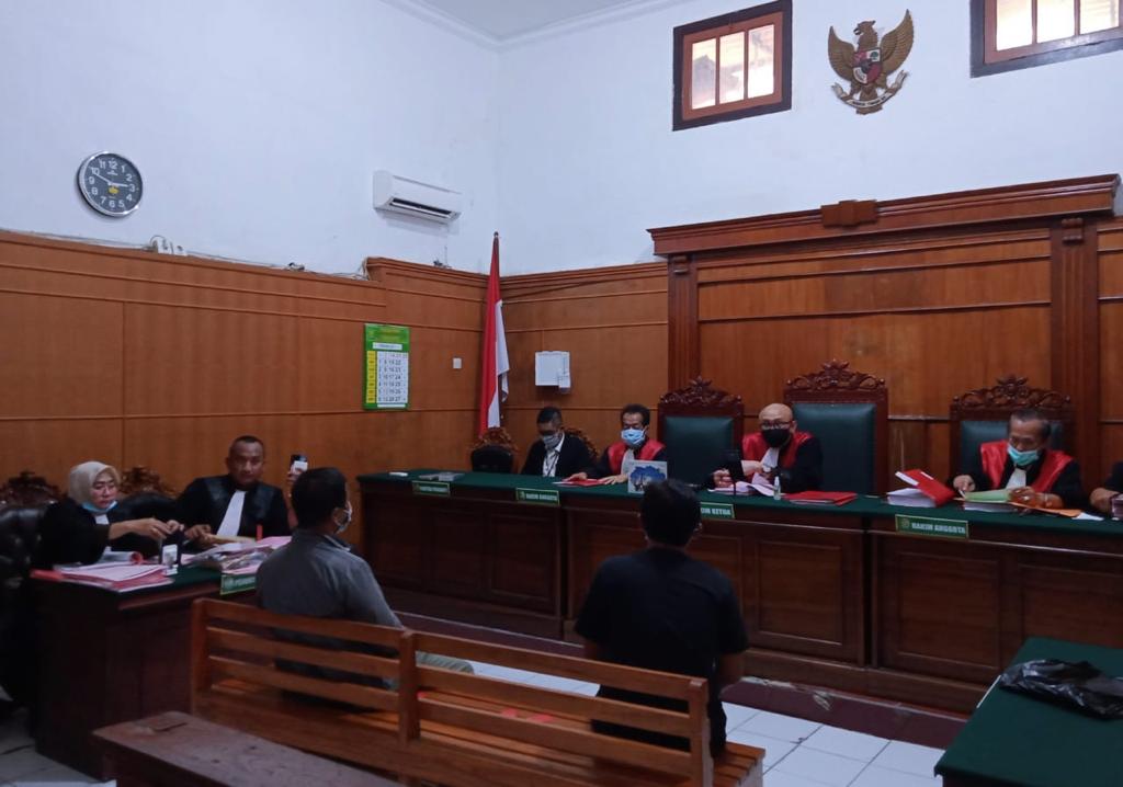 Terdakwa Lukas Wijaya Santoso, menjalani sidang diruang Sari I, PN.Surabaya, secara Vidio call, jaksa hadirkan saksi korban, Selasa,(16/02/2021)..
 SP/BUDI MULYONO.