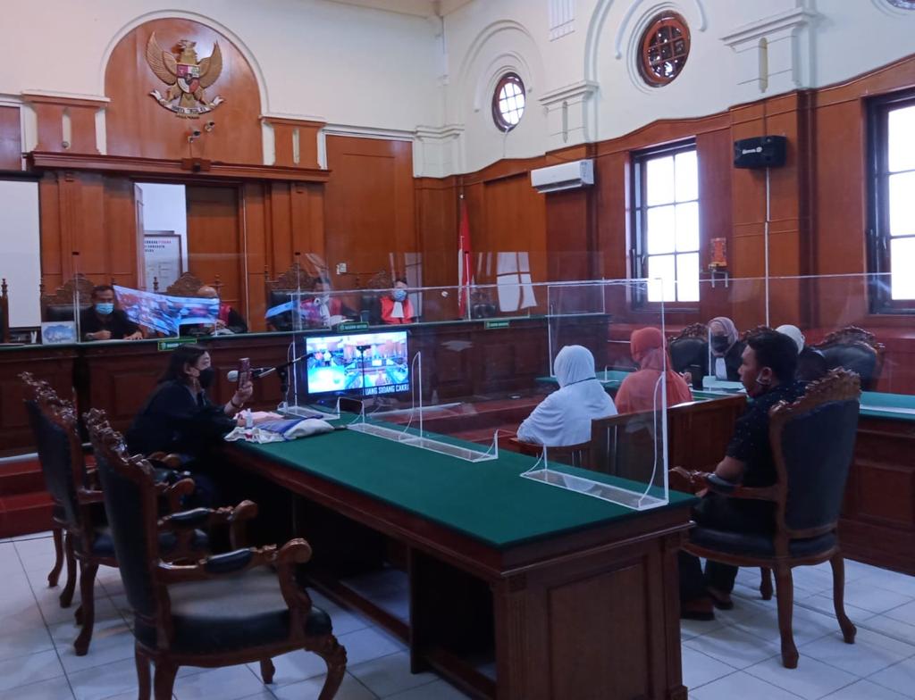 Terdakwa Baskoro, perkara penganiayaan, dan para saksi yang dihadirkan, diruang Cakra, PN.Surabaya, secara online, Rabu,(17/02/2021).SP/BUDI MULYONO.