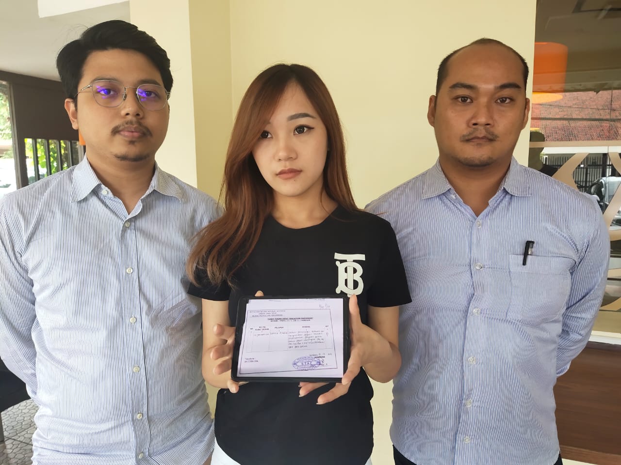 Tampak Jessica didampingi tim kuasa hukumnya saat menunjukan surat dari KPAI, Jumat (19/2/2021).SP/BD