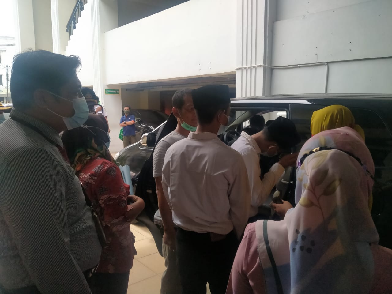 Para Terdakwa Usai menjalani sidang tertutup di PN Surabaya, Senin (22/02/2021) .SP/BUDI MULYONO.