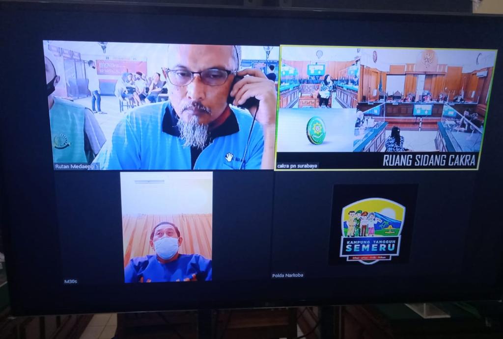 Terdakwa Buchari dan terdakwa Soen Hermawan, menjalani sidang di ruang Cakra, PN.Surabaya, secara online.SP/BUDI MULYONO