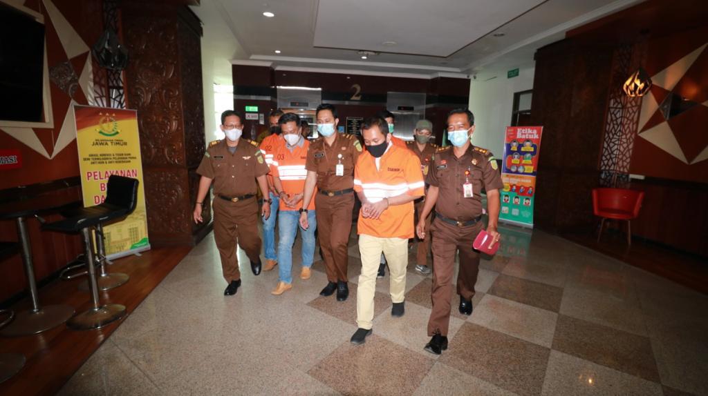 Tampak keempat tersangka saat digelandang menuju Rutan Klas I cabang Kejati Jatim sesaat usai jalani pemeriksaan, Senin (1/3/2021).SP/BUDI MULYONO