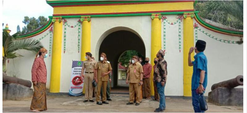 Bupati sumenep, Achmad Fauzi saat menunjukkan pintu Labeng Mesem sebagai akses pintu utama menuju Rumah Dinas Bupati Kab. Sumenep. SP/ Ainur Rahman