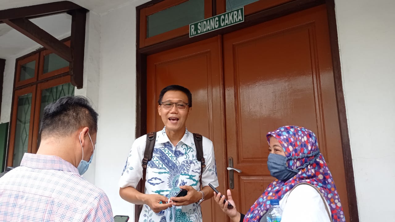 Eks karyawan PT LG Electronics Indonesia, Budi Setiawan saat memberikan keterangan kepada awak media usai sidang di PHI Surabaya, Kamis (4/3/2021) .SP/BUDI MULYONO.