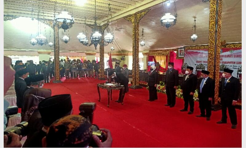 Acara serah Terima Jabatan Bupati Sumenep dan Rapat Paripurna DPRD Kabupaten Sumenep Madura Jawa Timur,  bertempat di Pendopo Keraton sumenep, Minggu (7/3/2021). SP/ Ainur Rahman