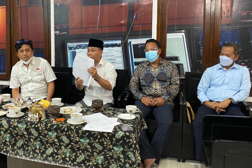 Ketua Asosiasi Pesantren Entrepreneur Jatim dan anggota GAPMI Jatim memprotes hilangnya kuota Gula Rafinasi di Jawa Timur, Senin (8/3/2021) .SP/ RIKO ABDIONO. 