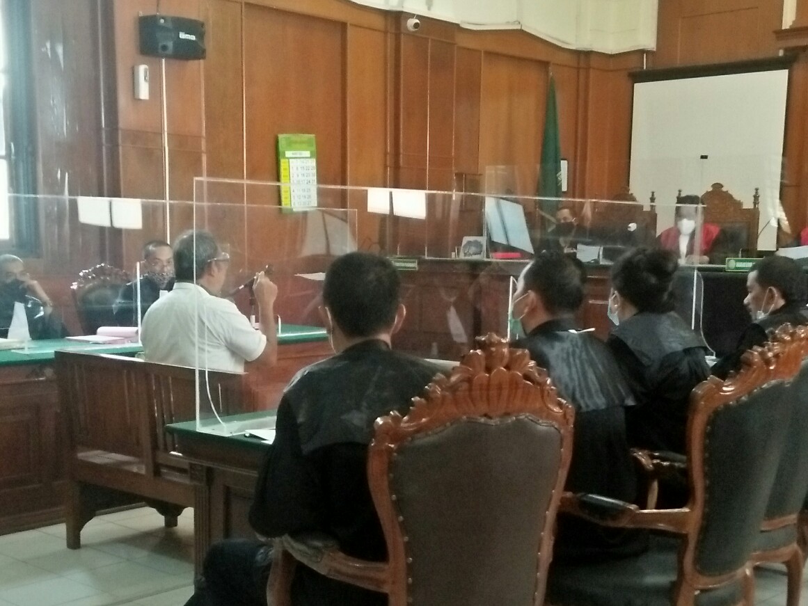 Tampak Ahli Pidana Unair Surabaya, Prof Dr Hari Basuki Minarno saat dimintai pendapatnya pada persidangan yang digelar di PN Surabaya .SP/BUDI MULYONO. 