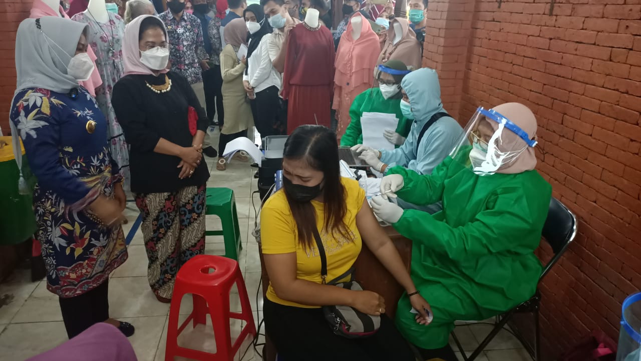 Wali Kota Mojokerto, Ika Puspitasari dan Ketum Dekopin Sri Untari Bisowarno saat melihat vaksinasi pedagang Pasar Benpas.SP/Dwy Agus Susanti