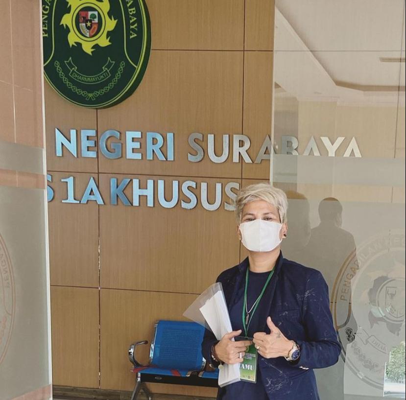 Antonia D.C.C Soares, SH, ketua tim kuasa hukum tersangka Andi Pramono, saat mendaftarkan permohonan pra peradilan melalui PN Surabaya. SP/BUDI MULYONO.