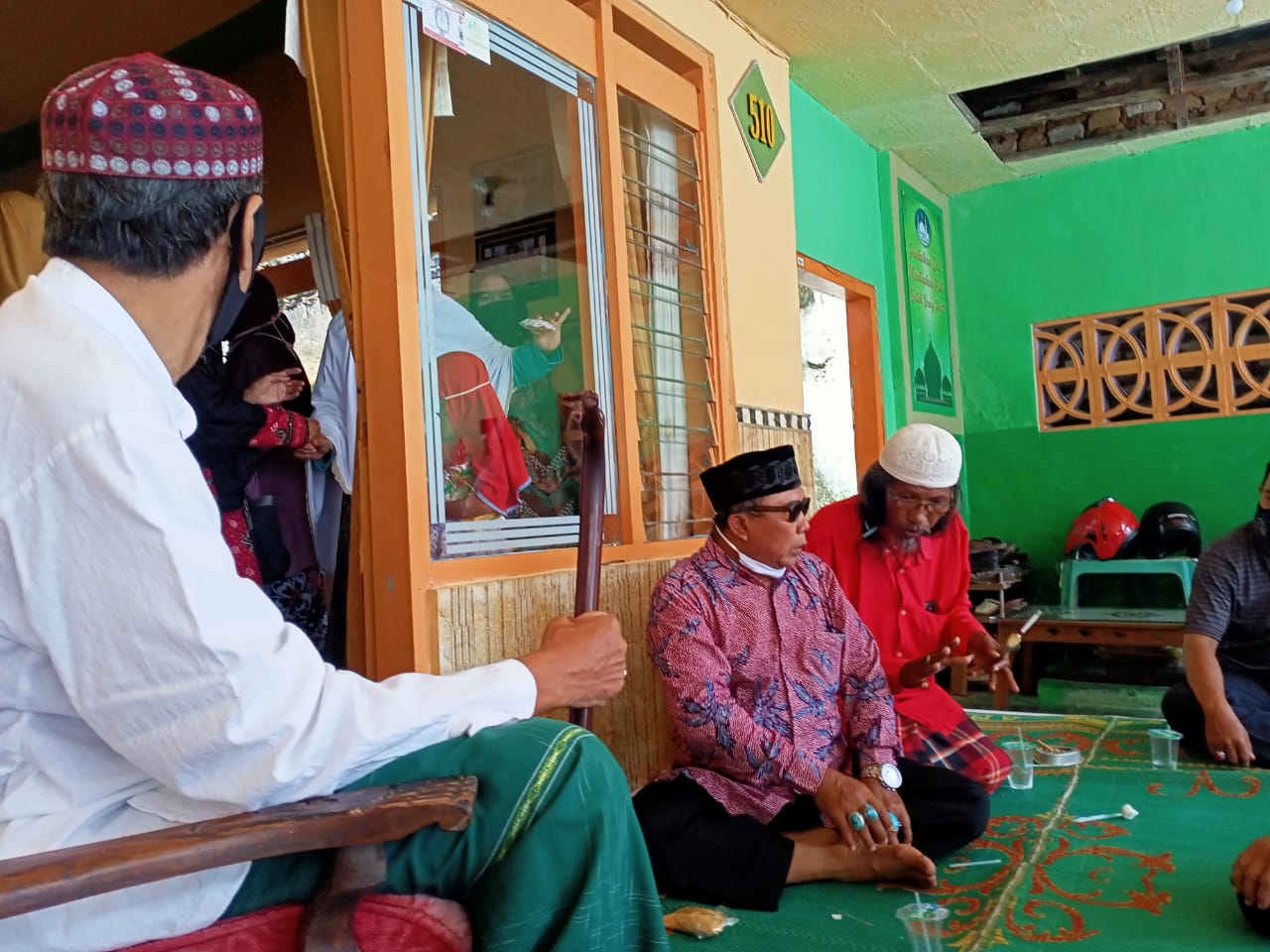 H. Nurul Hamzah (Ketua Takmir Masjid Ladjuh) duduk ditas kursi, ikut nimbrung dalam kegiatan pembentukan panitia penyelenggara ketua RT.( ft. Ainur Rahman/ SP)