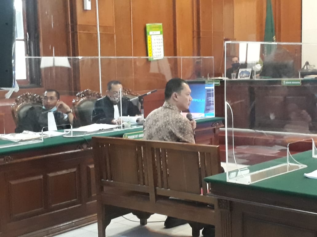 Ariel Topan Tubagus jalani sidang dengan agenda pemeriksaan terdakwa di Pengadilan Negeri (PN) Surabaya, Rabu (17/3/2021).SP/BUDI MULYONO.