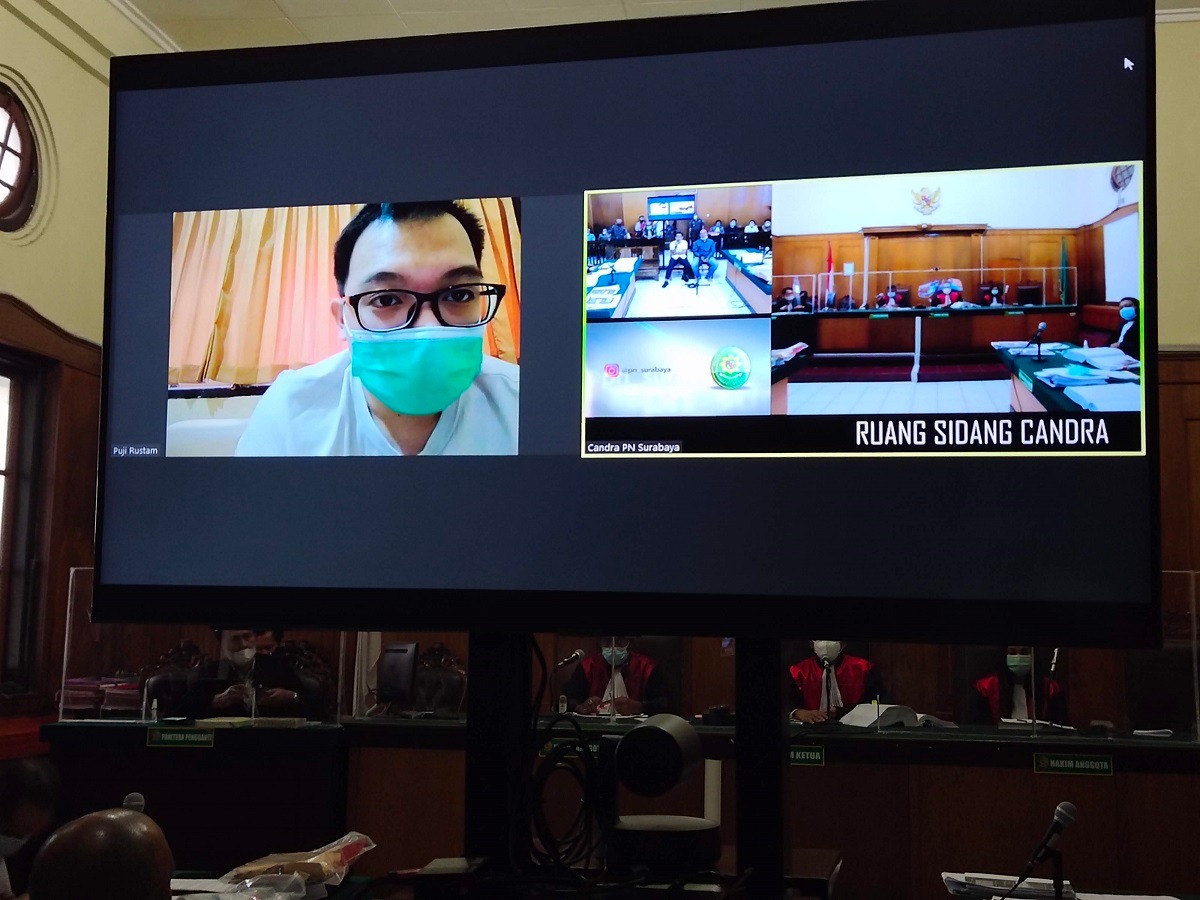 FOTO: Tampak terdakwa Christian Halim saat jalani sidang secara daring di PN Surabaya. Sidang digelar dengan agenda mendengarkan keterangan empat orang saksi. SP/BUDI MULYONO.