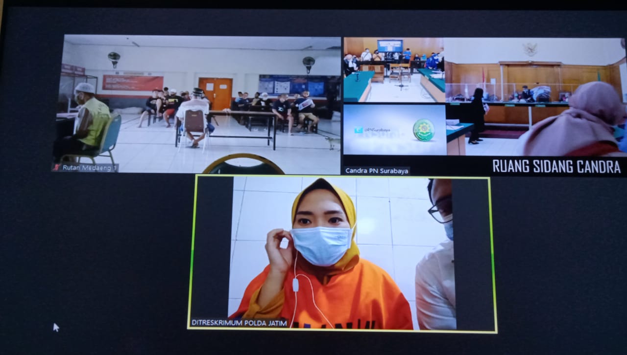 Terdakwa Fernia, sidang video call di Direskrimum Polda Jatim, digelar di ruang Cakra PN Surabaya,Senin (22/03/2021)..SP/BUDI MULYONO.