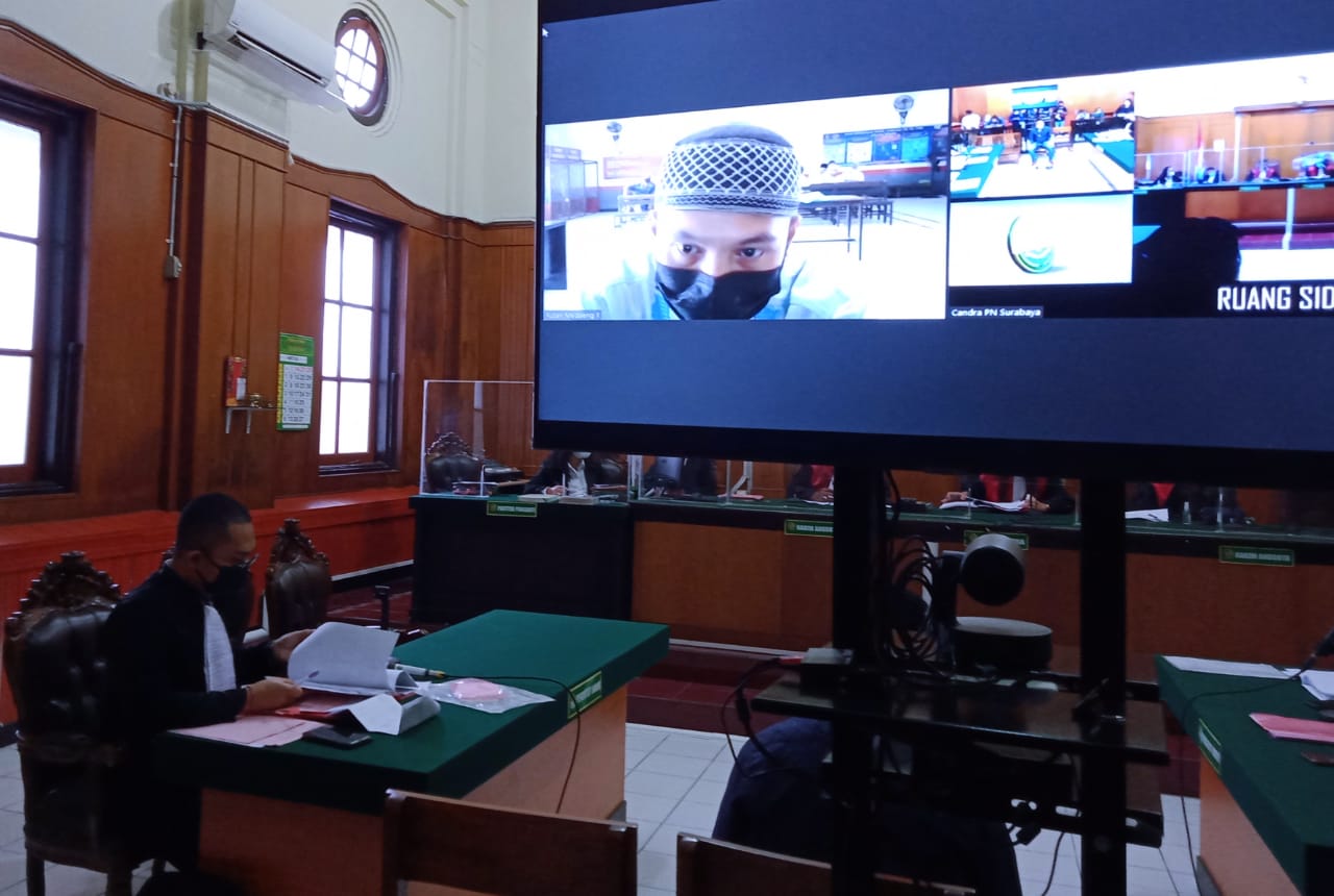 Ardi Pratama, terdakwa kasus salah transfer uang sebesar Rp 51 juta akhirnya dituntut 2 tahun penjara pada sidang di Pengadilan Negeri Surabaya, Rabu (24/3/2021) .SP/BUDI MULYONO.