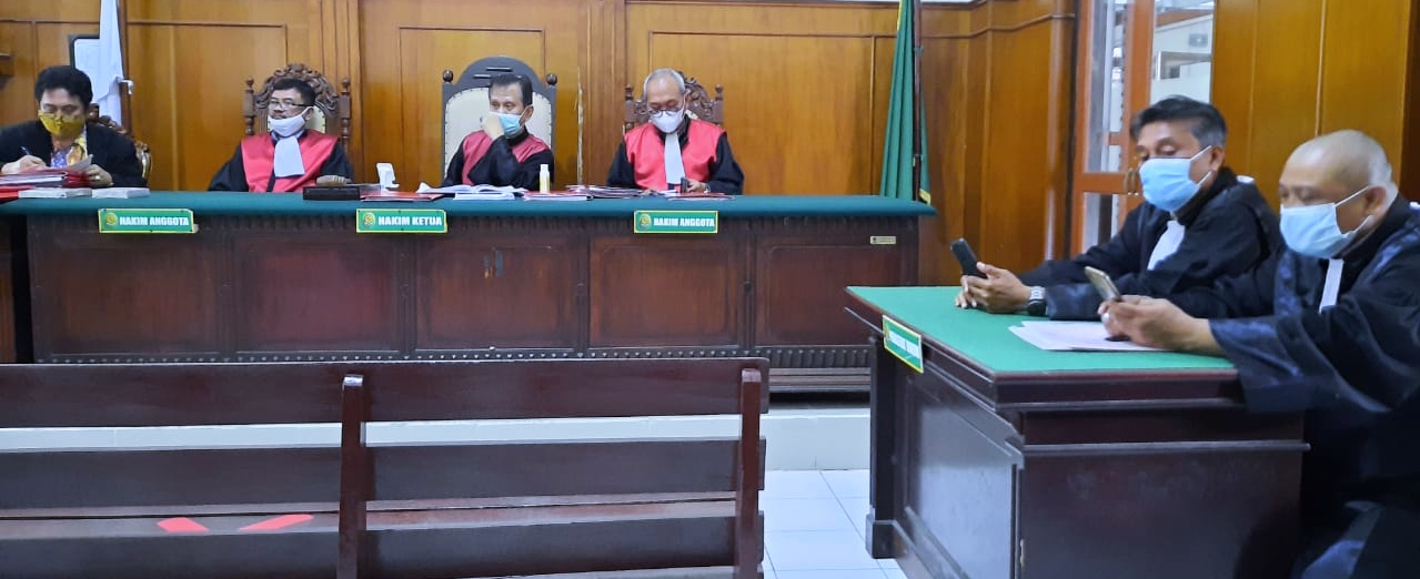 Sidang dengan terdakwa Matnadin (55), kasus pembunuhan, diruang Tirta II, PN.Surabaya, secara Vidio call, Kamis (25/03/2021).SP/BUDI MULYONO