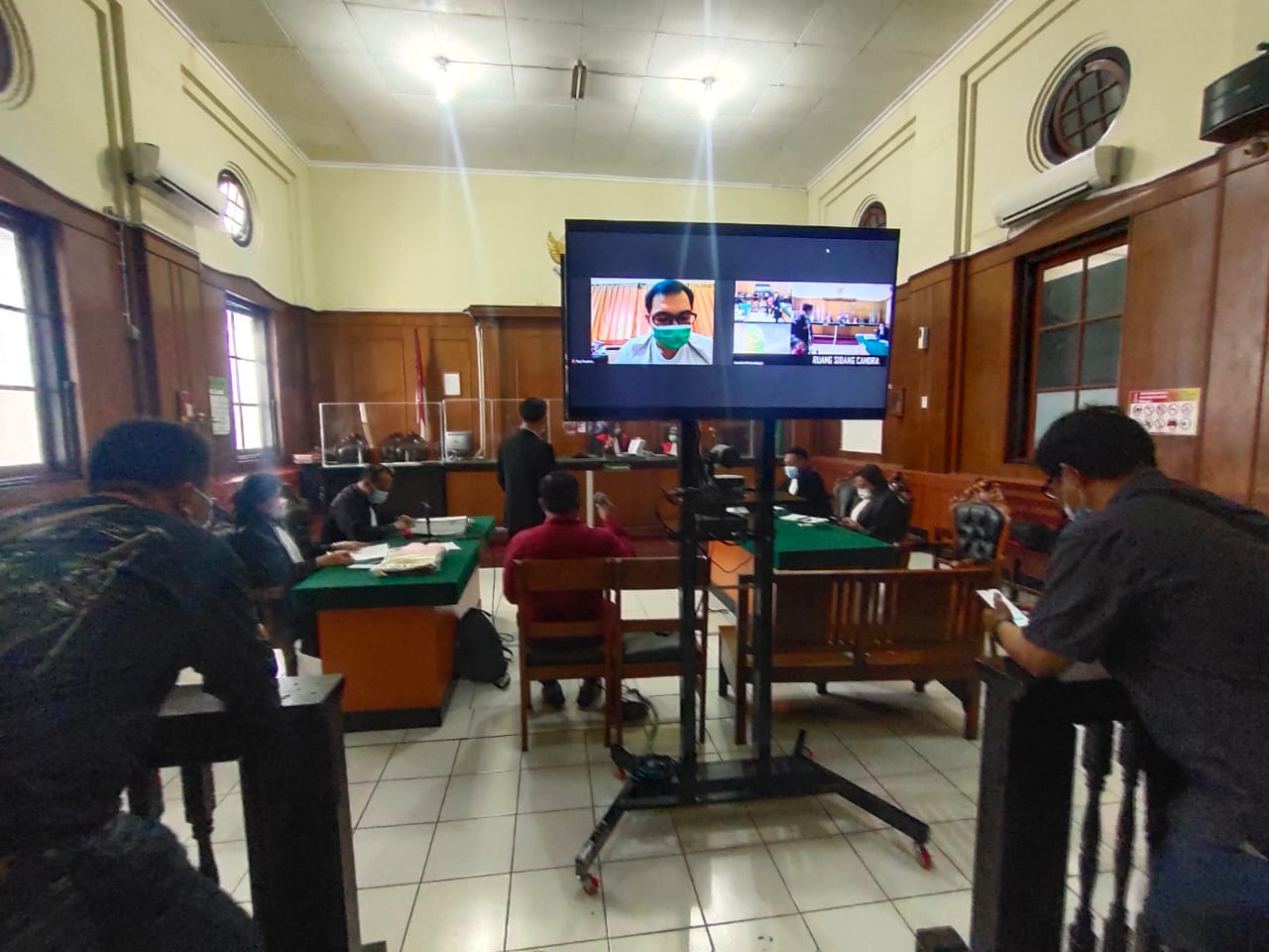 FOTO: Ahli Teknik Sipil Struktur ITS Ir Mudji Irmawan Arkani MT, saat memberikan pendapatnya dalam sidang  di ruang Candra PN Surabaya, Senin (29/3/2021)..SP/BUDI MULYONO.