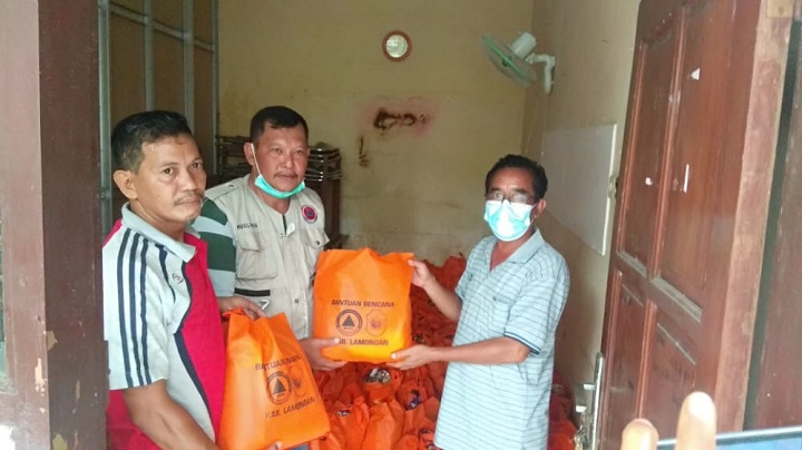 Bantuan beras sudah didistribusikan terus ke korban banjir di wilayah Bengawan Jero. SP/MUHAJIRIN