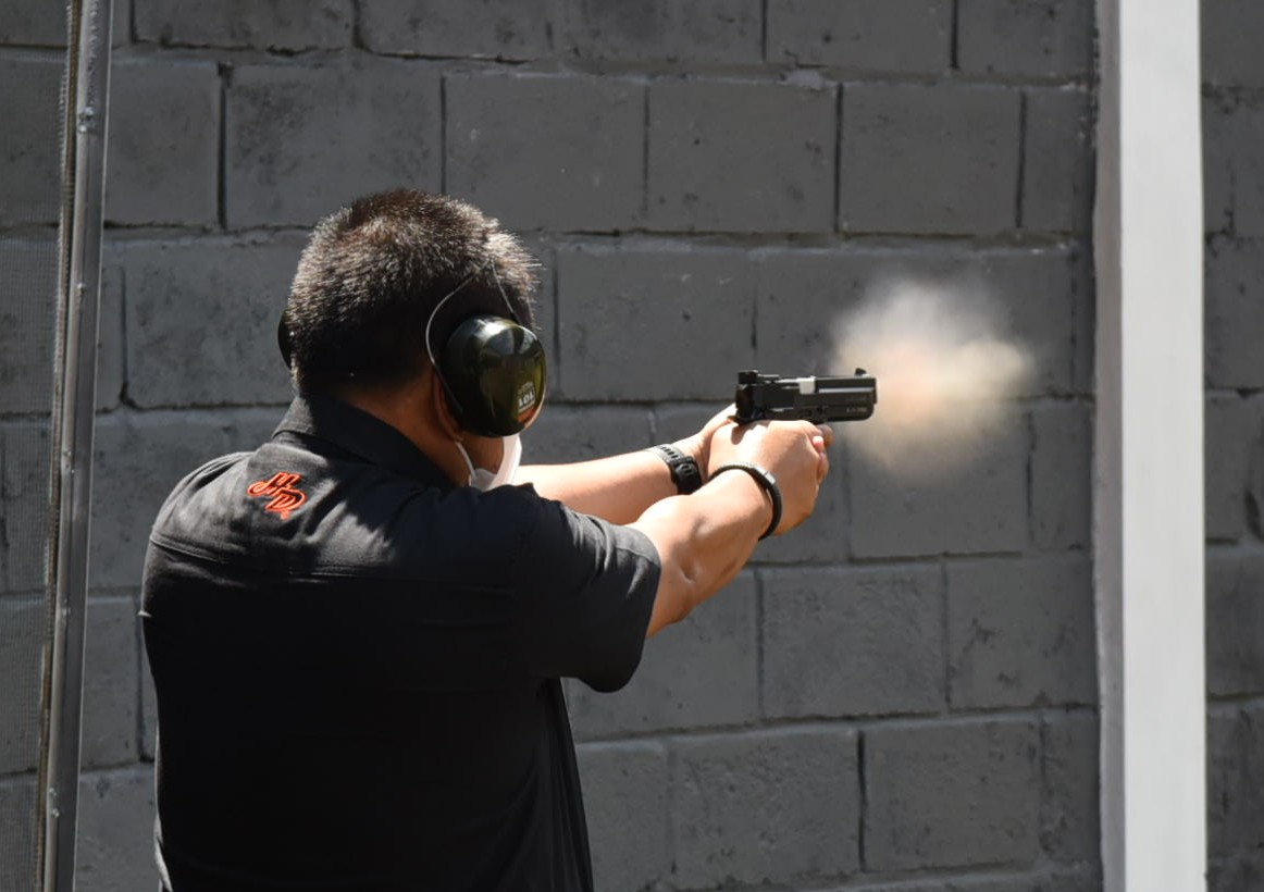 Heru Tjahjono saat menembak di Kejurnas Menembak piala Pangdam V/Brawijaya..SP/ RIKO ABDIONO.