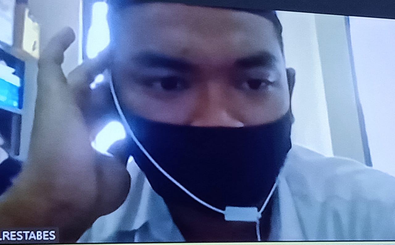 Terdakwa Ricky Andreansyah, menjalani sidang di ruang Candra, PN Surabaya, secara online, Senin (01/04/2021).SP/BUDI