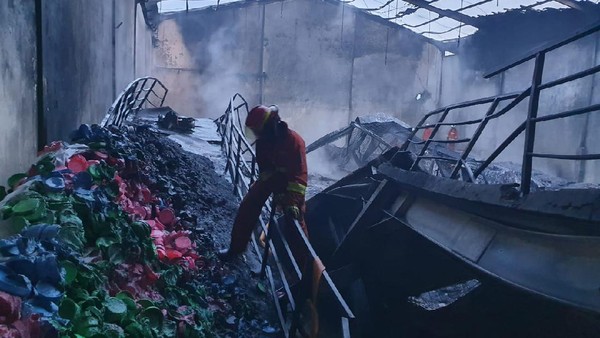 Pabrik plastik ludes terbakar sekitar pukul 03.10 WIB di Jalan Tambak Osowilangun, , Kecamatan Benowo, Senin (5/4/2021).SP/ MAHBUB FIKRI