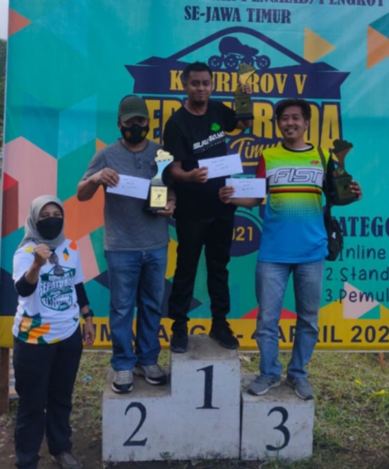 Ketua Umum Porserosi Gresik, Sali (dua dari kiri) saat menerima trofi Juara Umum 2 kelas standart dari panitia Kejurprov Sepatu Roda se-Jatim di Lumajang.SP/M.AIDID