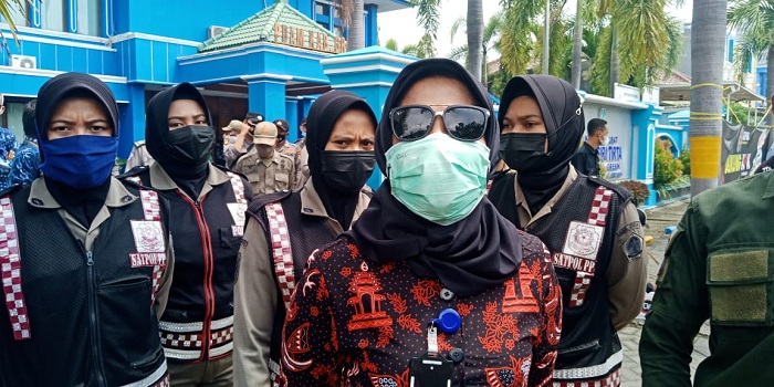 Dirut Perumda Giri Tirta Gresik Siti Aminatus Zariyah saat memberi keterangan kepada wartawan terkait dugaan kasus korupsi di perusahaan yang dipimpinnya. SP/M.AIDID
