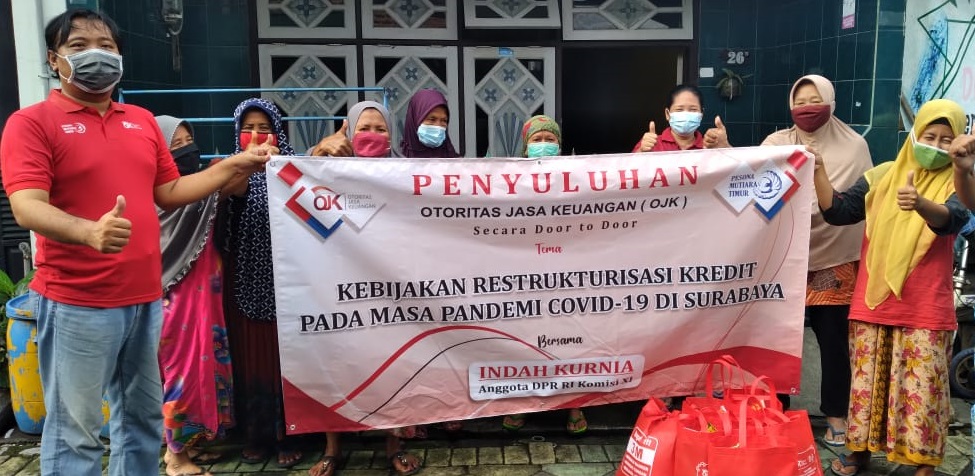 Otorisasi Jasa Keuangan (OJK) melakukan penyuluhan secara Door to Door didi kawasan Kemayoran, Kecamatan Krembangan Surabaya, Sabtu (10/4). SP/Patrik Cahyo