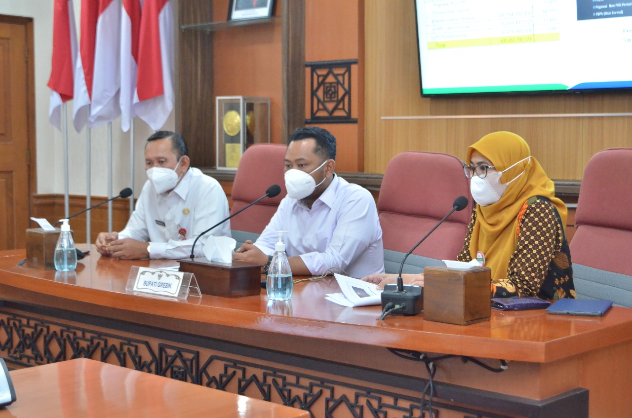 Gus Yani (tengah) didampingi sekda dan pimpinan BPJS saat memimpin rapat pematangan program kesehatan di kantornya, Rabu (14/4). SP/M.AIDID
