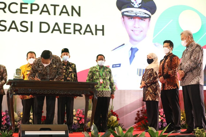 Bupati Lamongan Yuhronur Efendi saat menandatangani Tim Percepatan dan Perluasan Digitalisasi Daerah (TP2DD). SP/MUHAJIRIN KASRUN