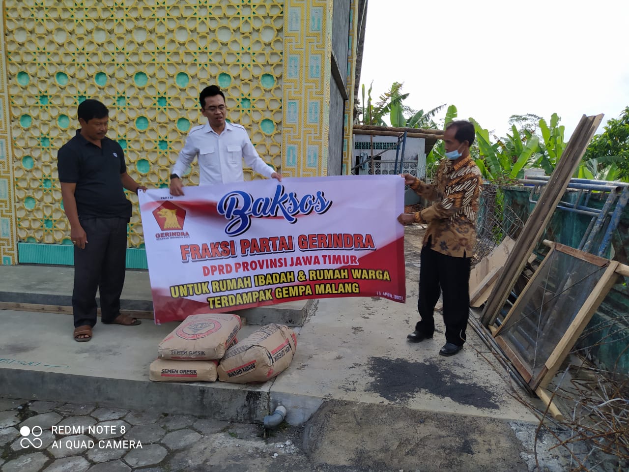 Anggota Fraksi Partai Gerindra DPRD Jatim Aufa Zhafiri (baju putih) saat menyalurkan bantuan di Masjid yang rusak terkena Gempa beberapa hari lalu.