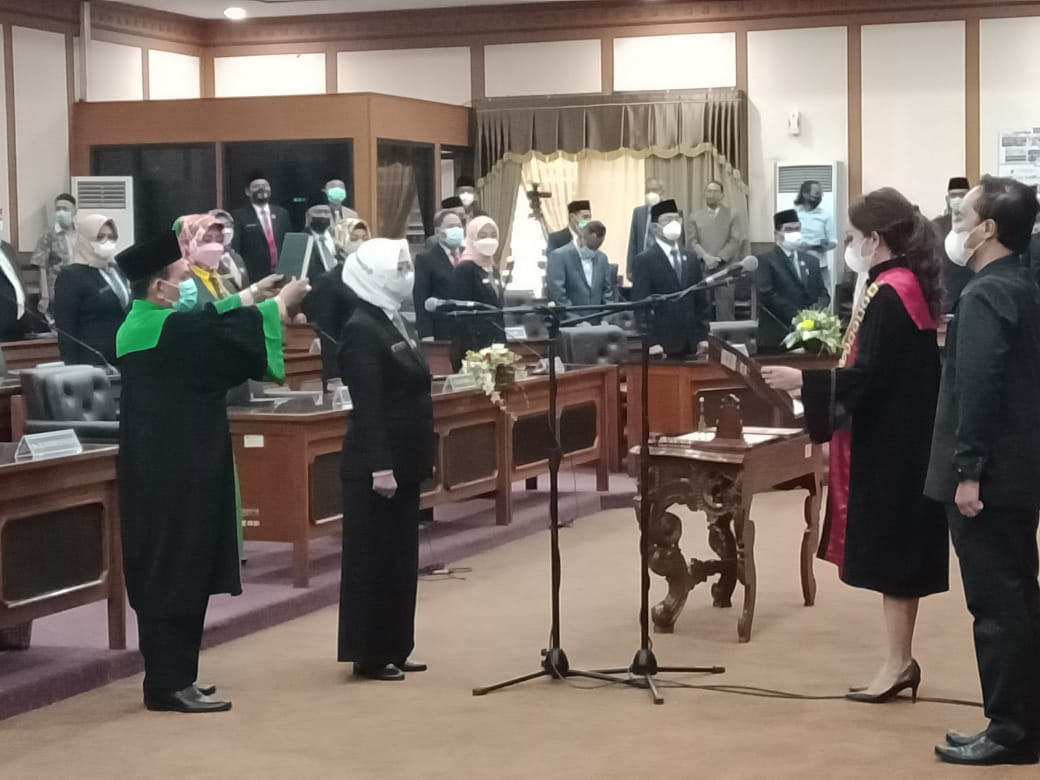 Nur Saidah SE MM saat mengucapkan sumpah/janji sebagai Wakil Ketua DPRD yang dipandu oleh Wakil Ketua PN Gresik. SP/M.AIDID