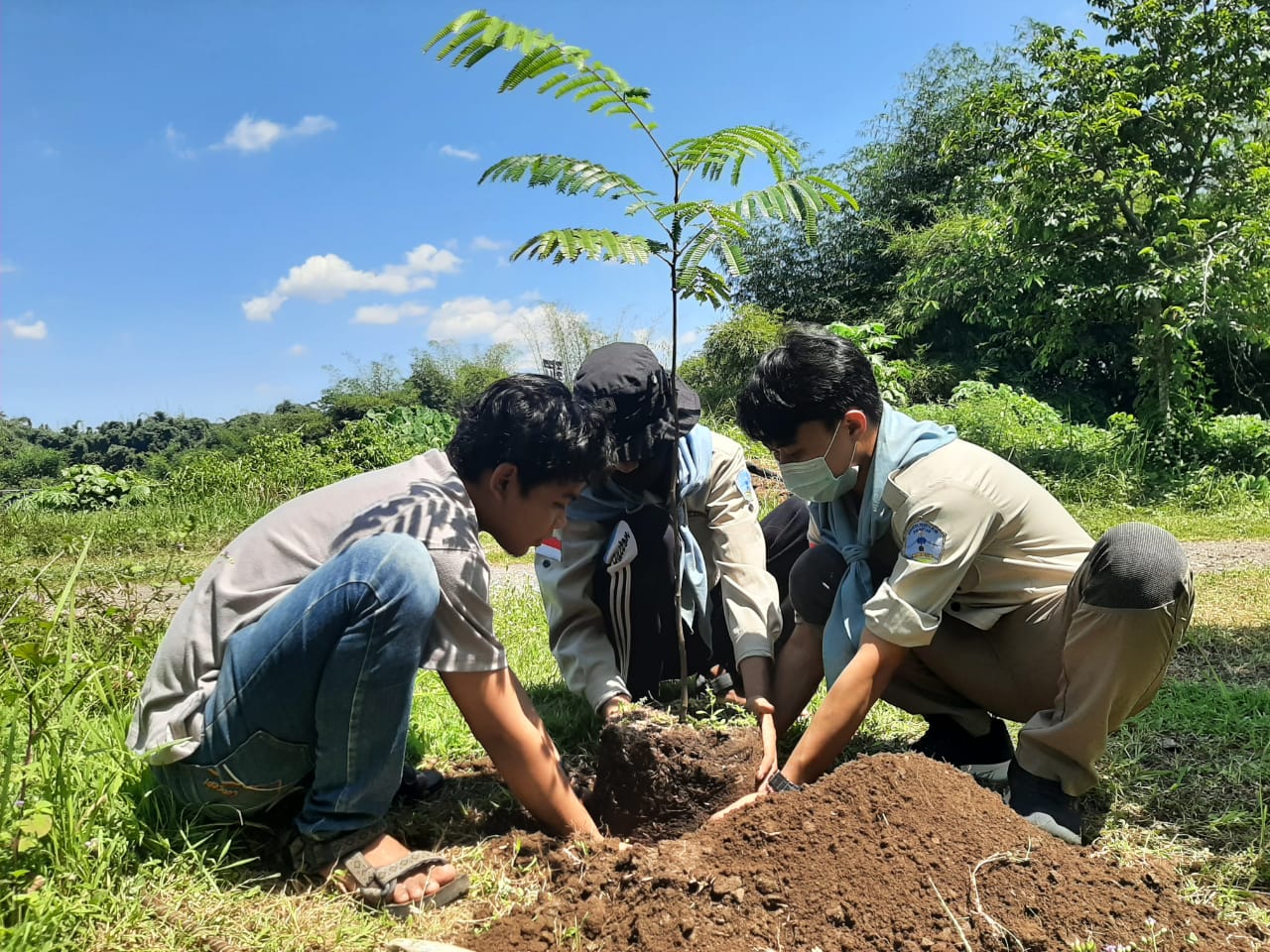 Penanaman dan perawatan 1000 pohon  digelar hari ini (Kamis, 22/4) di lingkungan kampus IAIN Jember . SP/IAIN Jember