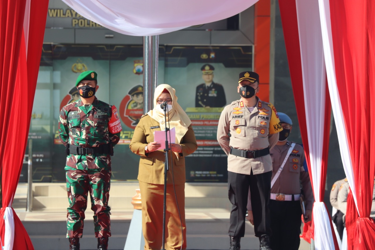 Wabup Aminatun Habibah saat menjadi inspektur upacara apel didampingi Kapolres AKBP Arief Fitrianto dan Dandim 0817 Letkol Inf Taufik Ismail. SP/M.AIDID