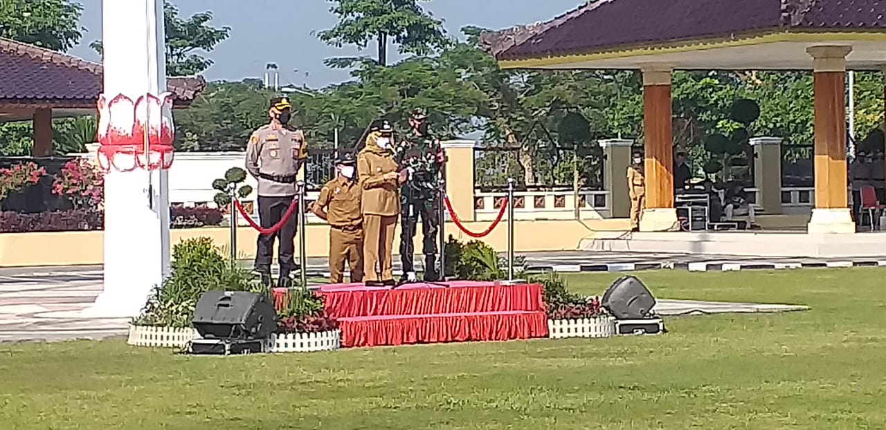  Apel gabungan TNI, Polri dan Pemerintah Daerah serta dihadiri Forkopimda dalam rangka Kesiapan Pengamanan Larangan Mudik Hari Raya Idul Fitri 1442 H/2021 pada , Senin (26/4 ) pagi di halaman Kantor Pemkab Blitar. SP/LES