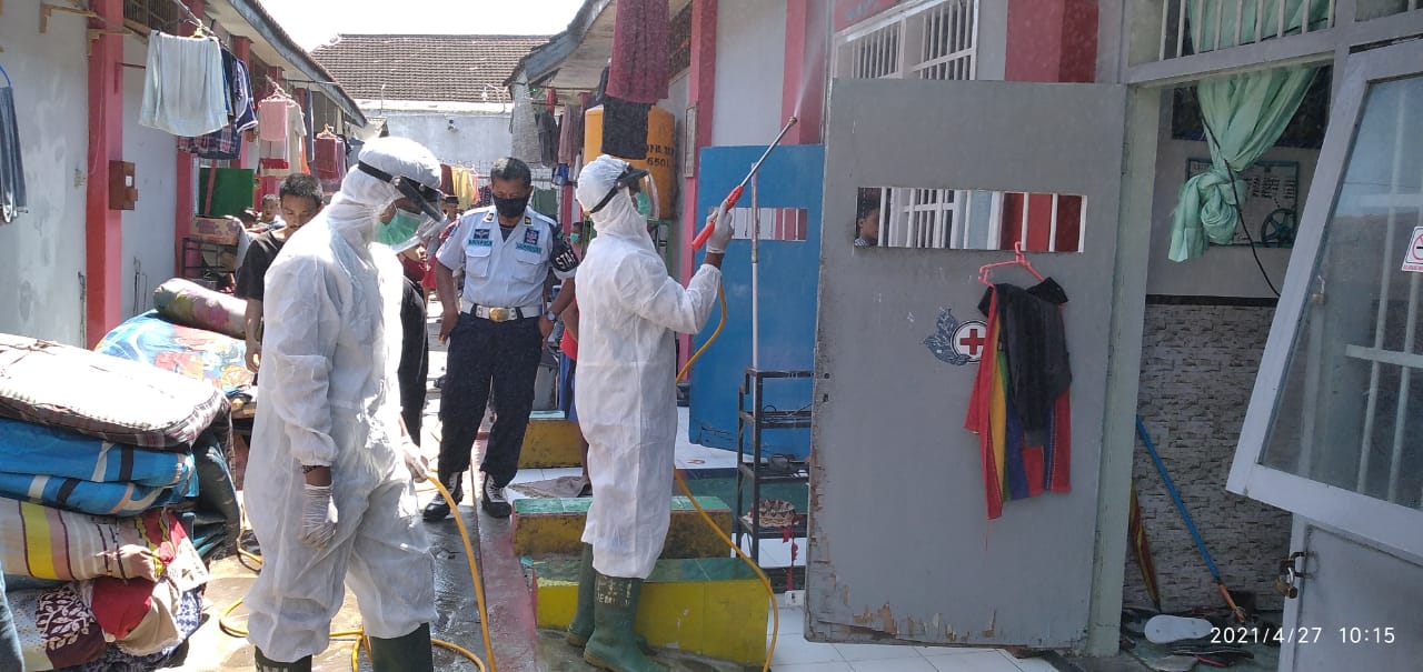 Sebanyak 1000 liter cairan disinfektan, disemprotkan di Lembaga Permasyarakatan Klas IIA Jember. SP/DIK