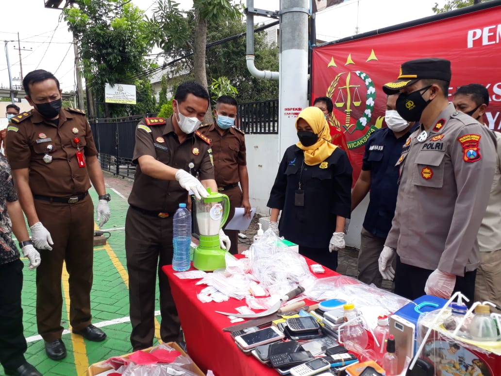 Tampak suasana pemusnahan BB yang digelar di halaman kantor Kejari Tanjung Perak Surabaya, Kamis (29/4/2021).SP/BUDI