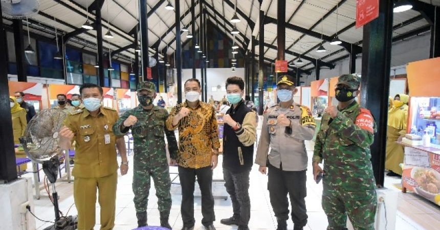 Wali Kota Eri dan Crazy Rich Surabaya Melvin Tenggara di SWK Wiyung Kota Surabaya, Senin (3/5/2021) petang.SP/PEMKOT  SURABAYA