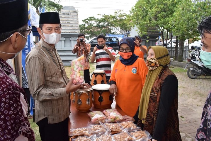 Bupati Yes saat menunjukan hasil produk warga desa di wilayah Kecamatan Pucuk. SP/MUHAJIRIN KASRUN