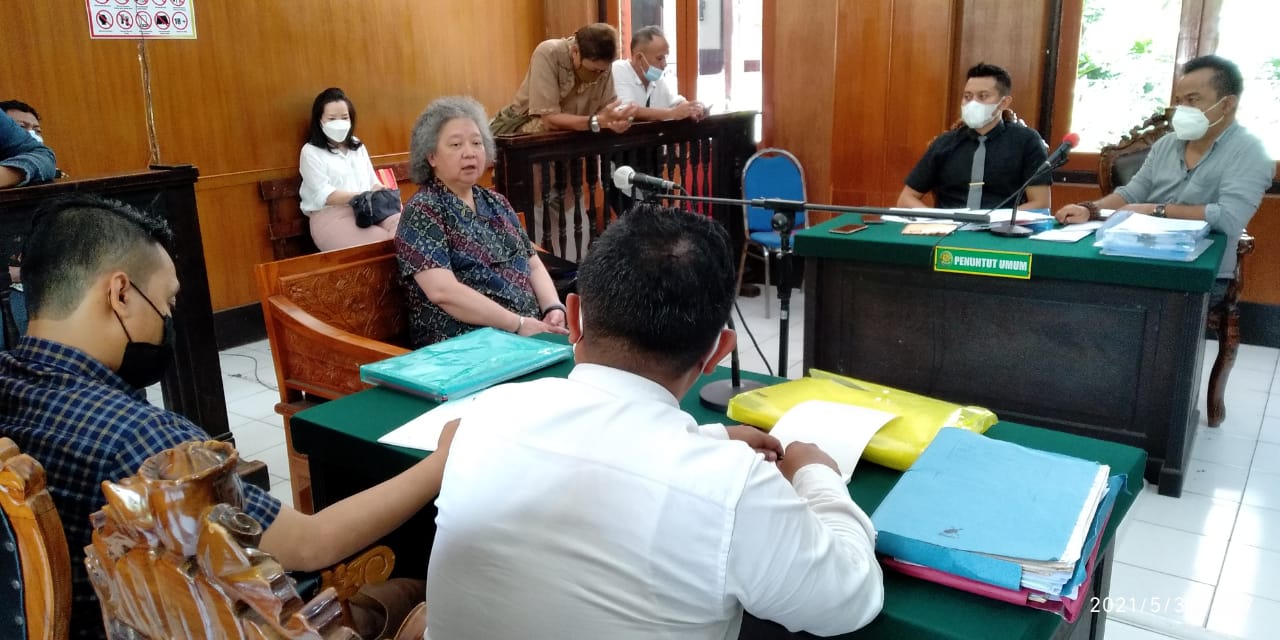  Sidang Gugatan Perdata PMH perkara Warisan Aprilia Okadjaja di PN Surabaya. SP/BUDI MULYONO.