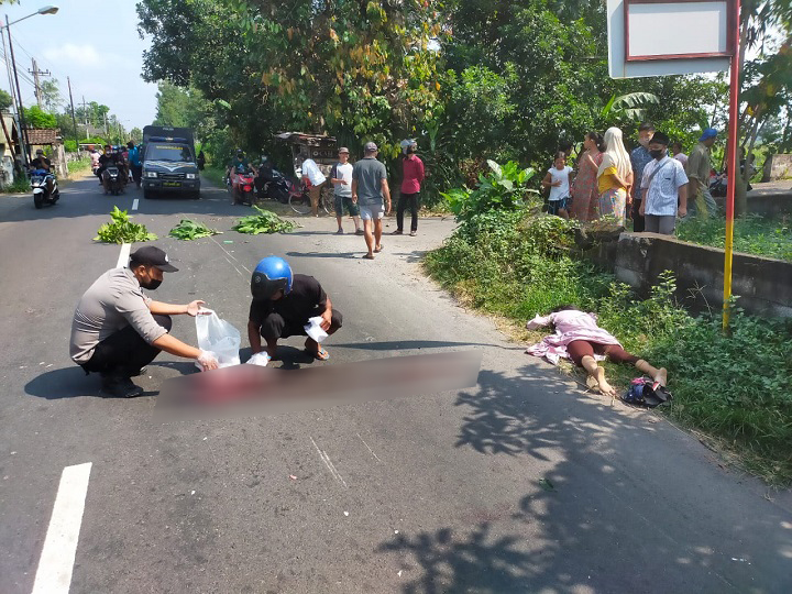 Petugas saat melakukan olah TKP di lokasi kejadian. SP/Hadi Lestariono