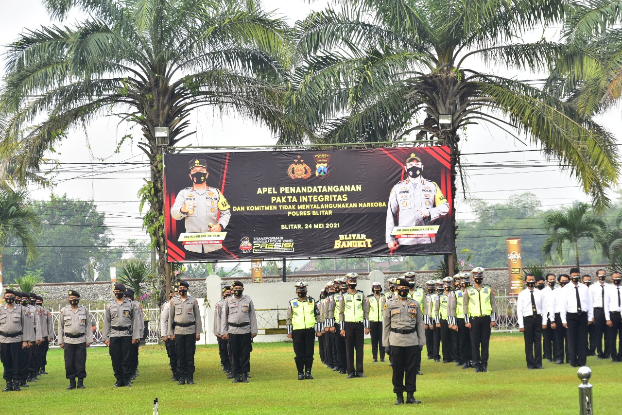 Cegah narkoba masuk di kalangan anggota Polres Blitar, Kapolres Blitar lakukan gelar upacara penandatanganan Pakta Integritas.SP/Les