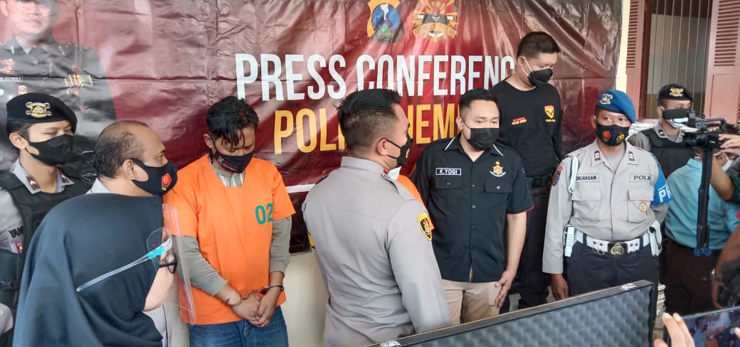 Polsek Wuluhan bersama Satreskrim Polres Jember dirilis kasus penipuan dan penggelapan di halaman Polsek Wuluhan, rabu (26/5/2021).