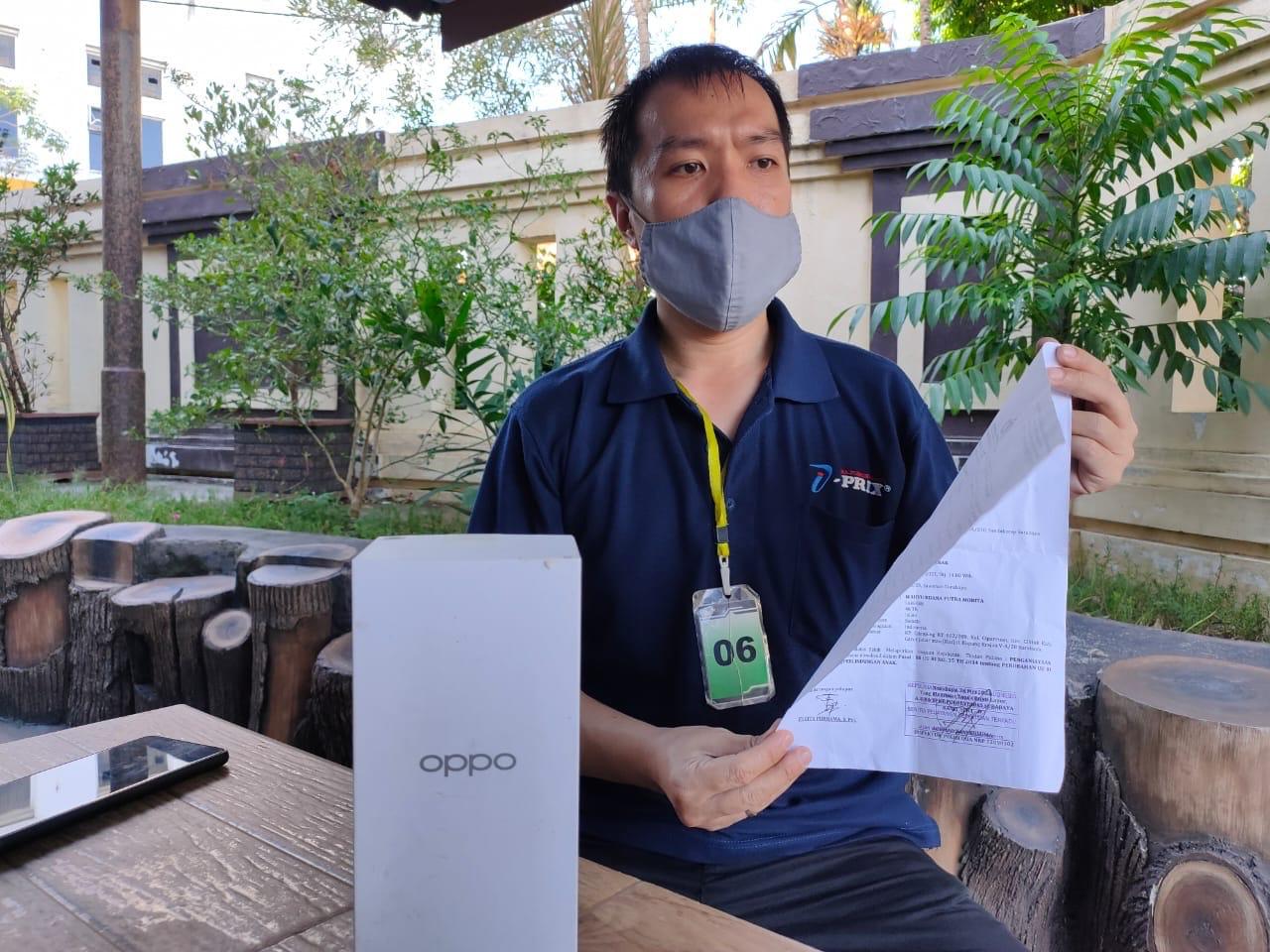 Paman Korban saat melayangkan pelaporan di Polrestabes Surabaya