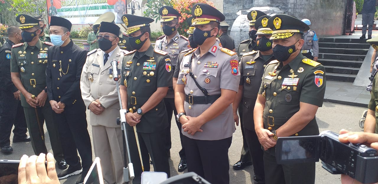 Pangdam V Brawijaya Mayjend Suharyanto dan Wakapolda Jatim Brigjen Pol Slamet Hadi Supraptoyo di dampingi para Pejabat Kodam Brawijaya maupun Pejabat Polda Jawa Timur melakukan Ziarah ke Makam Bung Karno di Blitar. SP/LES